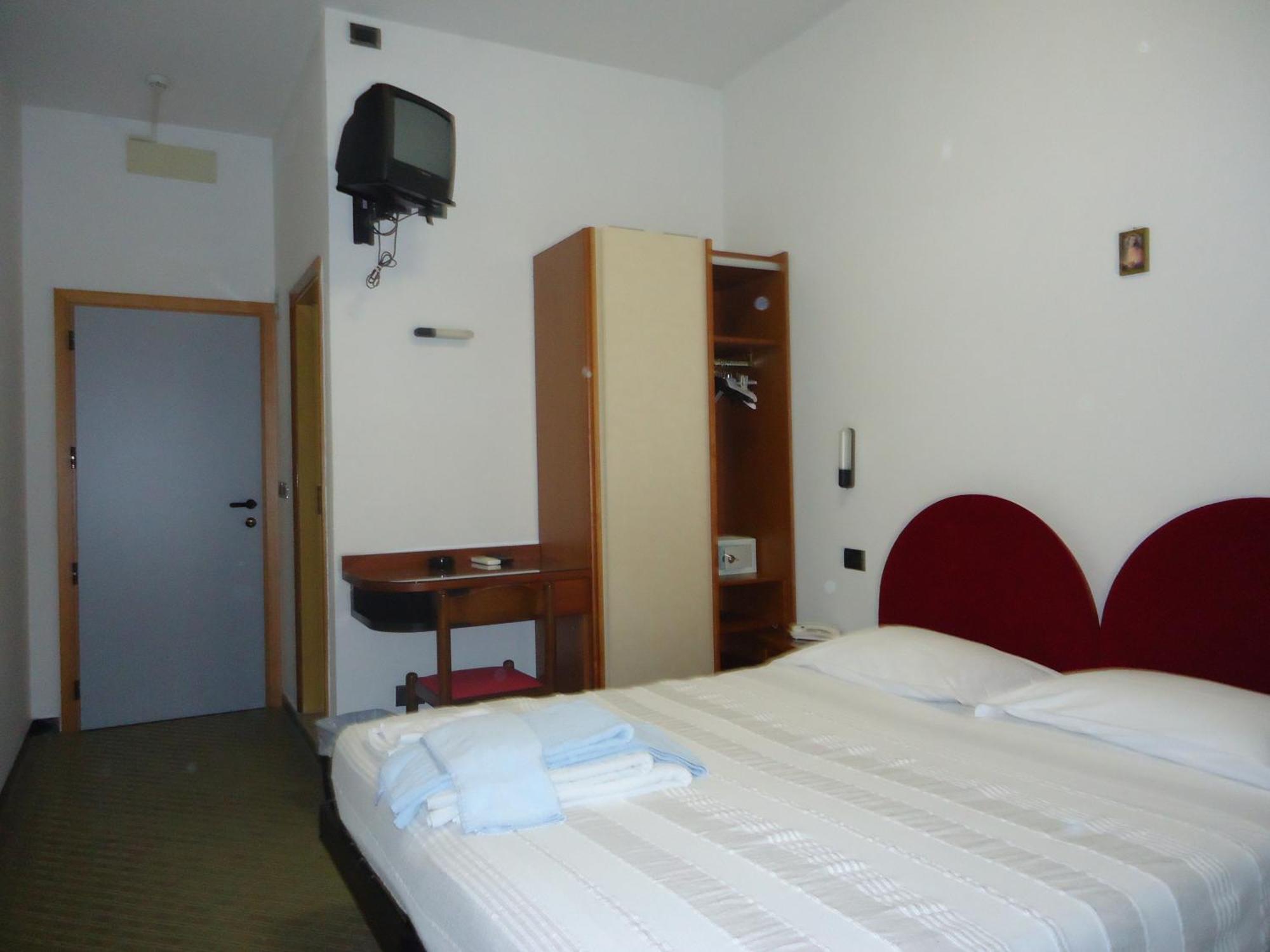 Hotel L&V リミニ エクステリア 写真